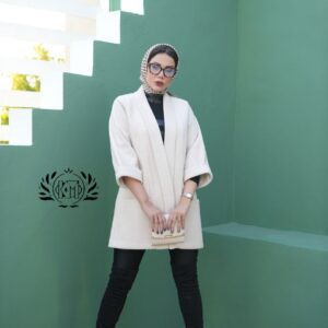 پالتو کوتاه آژند کرم رنگ، شیک و مناسب برای پاییز