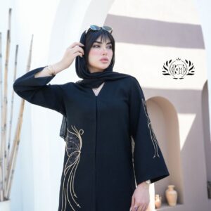 مانتو کوتاه مشکی خاتون با قد ۹۰ سانتی‌متر