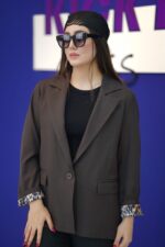مانتو عمده بلند ساحل در تن مدل